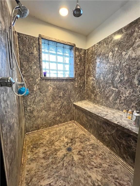 bathroom featuring tiled shower