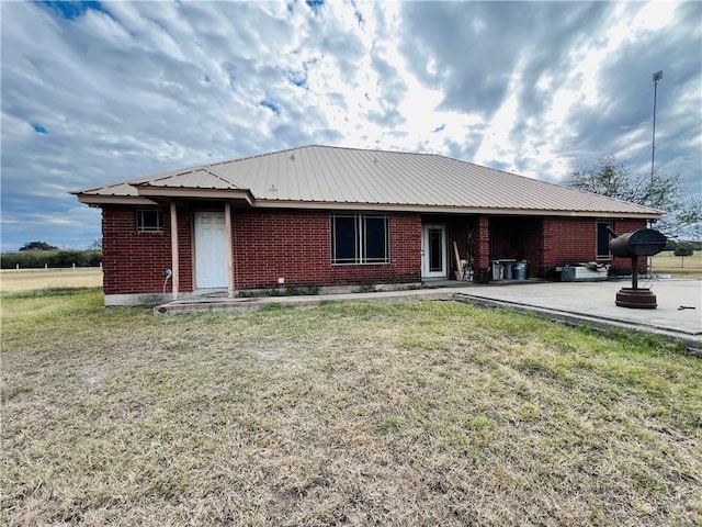 view of front of home featuring a front lawn