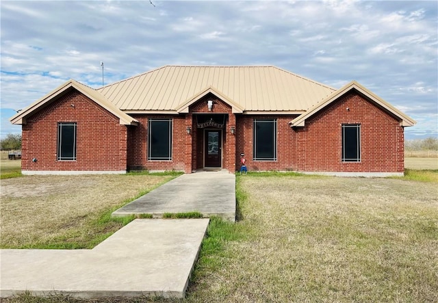 view of front of house featuring a front lawn