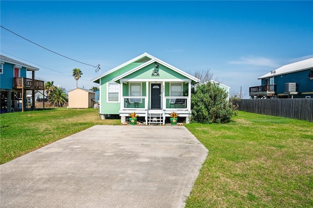 view of front facade with fence and a front lawn