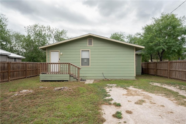 504 E Sarah St, Beeville, TX 78102 - rear view of property featuring a fenced backyard