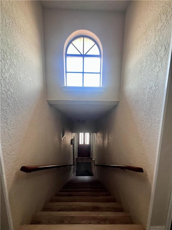 806 Dakota St, Robstown, TX 78380 - stairway with a textured wall