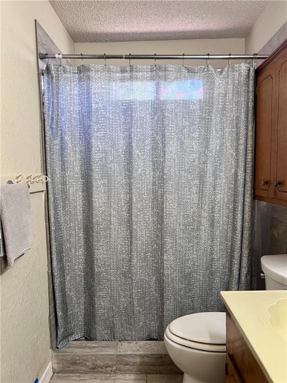 806 Dakota St, Robstown, TX 78380 - full bath with a textured ceiling, wood finished floors, vanity, and a shower with shower curtain