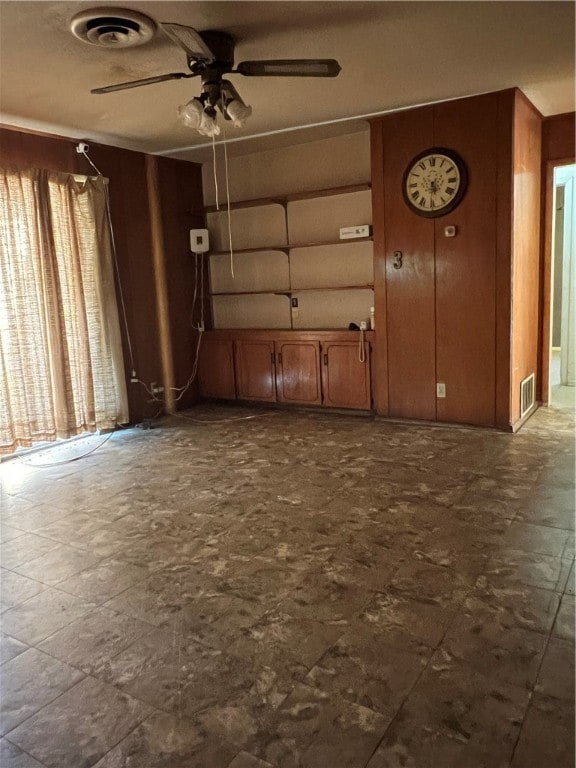 foyer entrance featuring ceiling fan