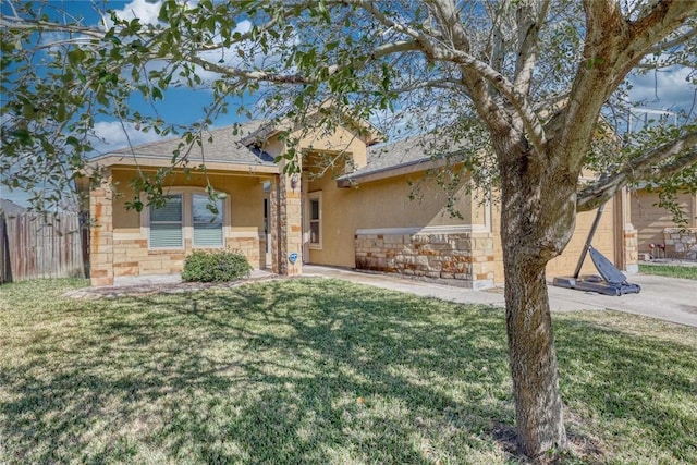 view of front of home featuring a front lawn