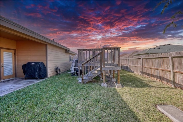 view of yard at dusk