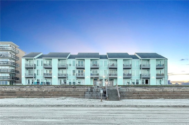 view of apartment building / complex