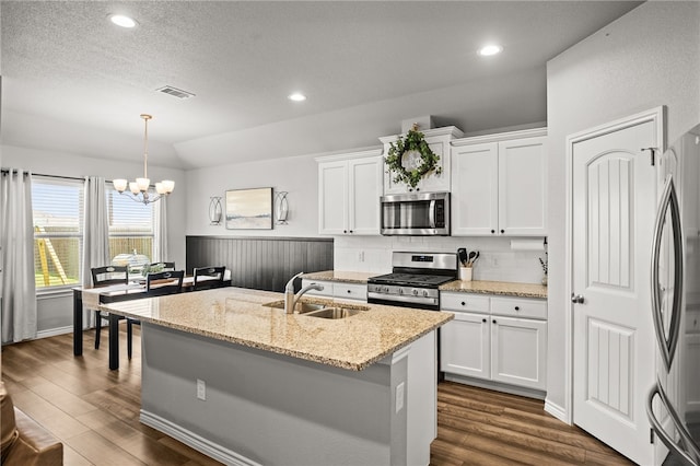 2689 Everly Ln, Corpus Christi, TX 78415 - kitchen featuring stainless steel appliances, a sink, a chandelier, white cabinetry, and recessed lighting