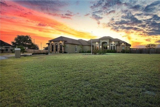 view of front of property featuring a lawn