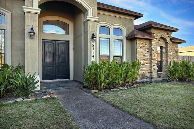 property entrance featuring a yard