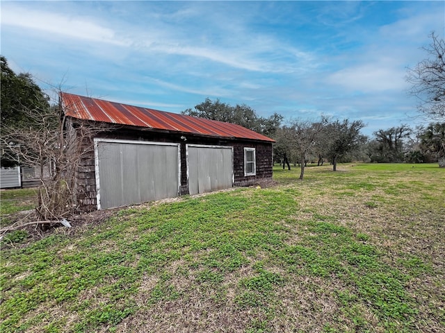 view of yard featuring an outdoor structure