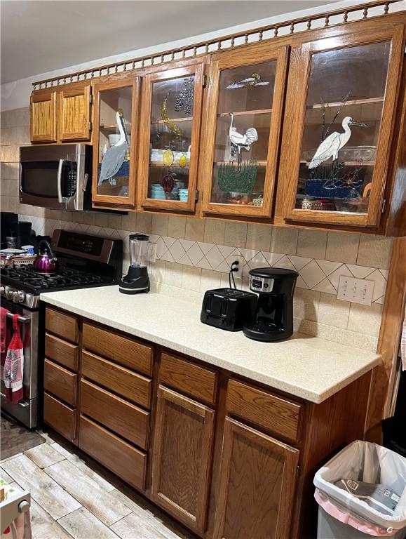 kitchen featuring tasteful backsplash and stainless steel appliances