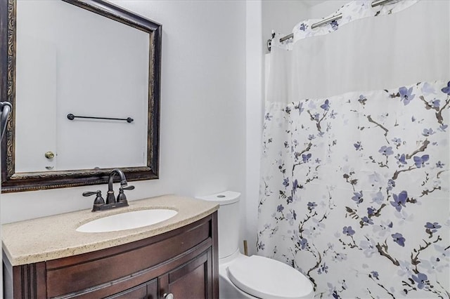 full bathroom with a shower with shower curtain, toilet, and vanity