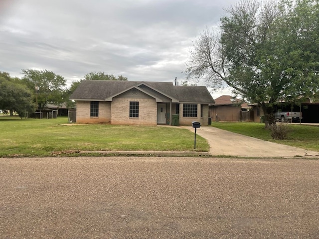 ranch-style home featuring a front lawn