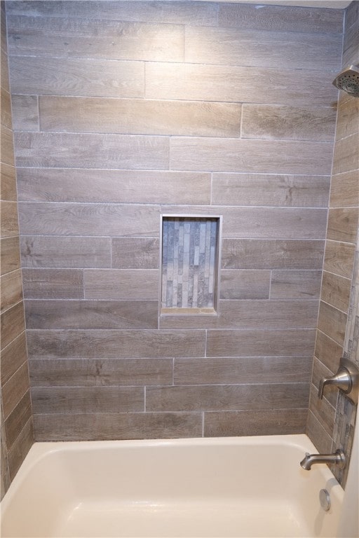 bathroom featuring tiled shower / bath combo