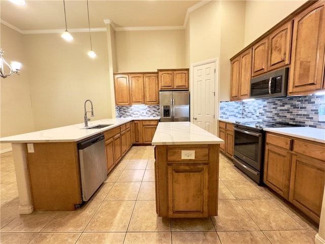 kitchen with pendant lighting, an inviting chandelier, sink, kitchen peninsula, and stainless steel appliances