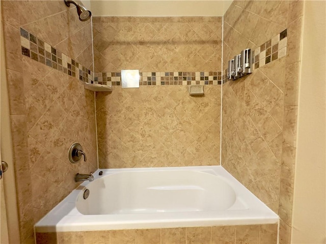 bathroom with tiled shower / bath combo