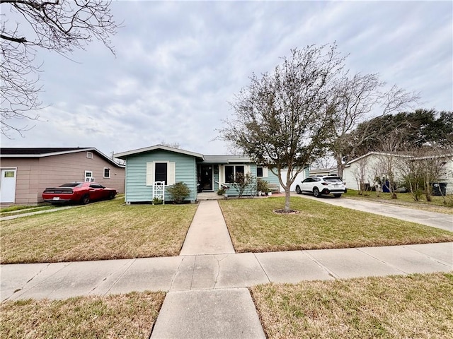 view of front facade featuring a front yard and concrete driveway