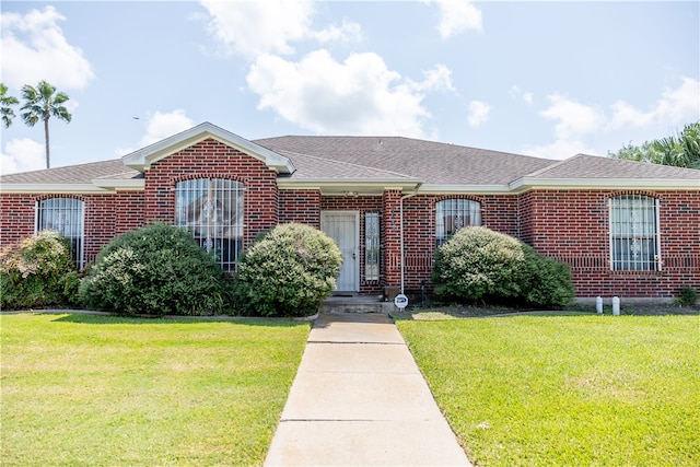 view of front facade with a front yard