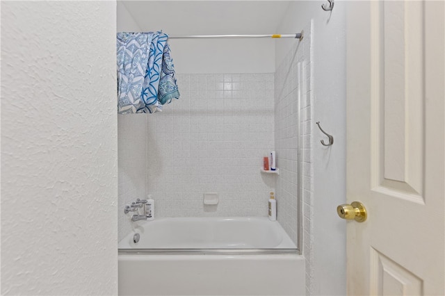 bathroom with tiled shower / bath