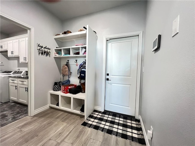 mudroom with washer / clothes dryer