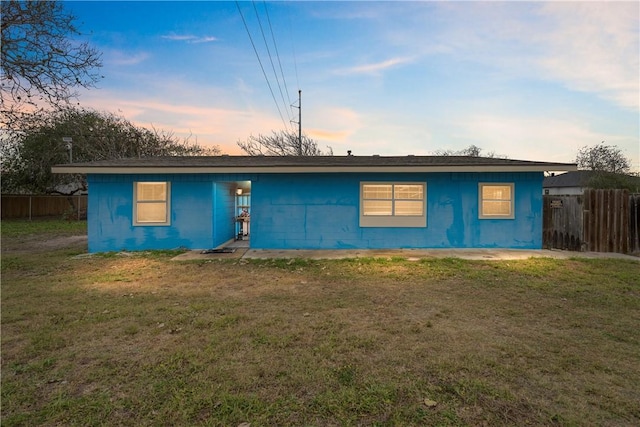 view of front of house featuring a lawn