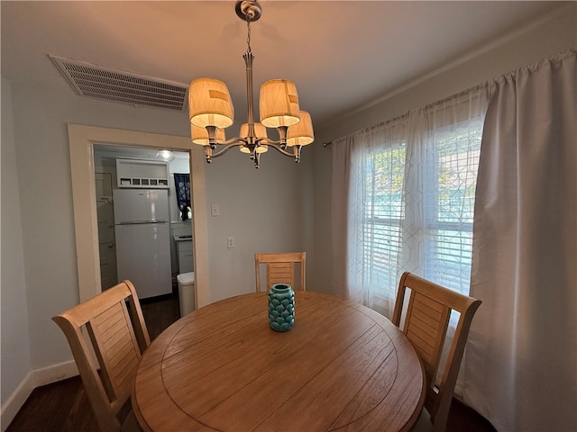 dining area with a notable chandelier