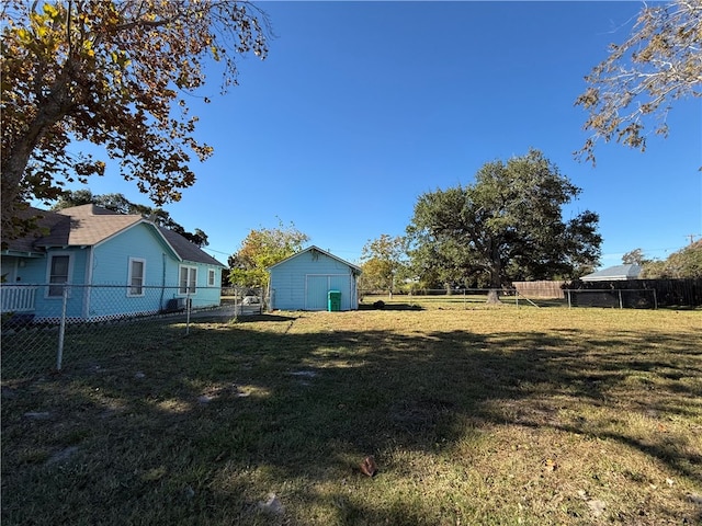 view of yard featuring a storage shed