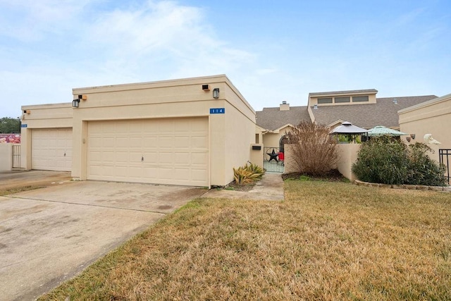 view of front of house featuring a garage and a front yard