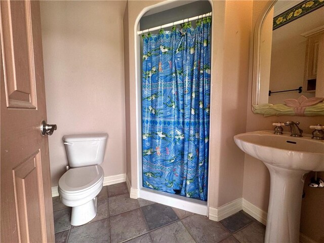 full bathroom with baseboards, toilet, and a shower with curtain