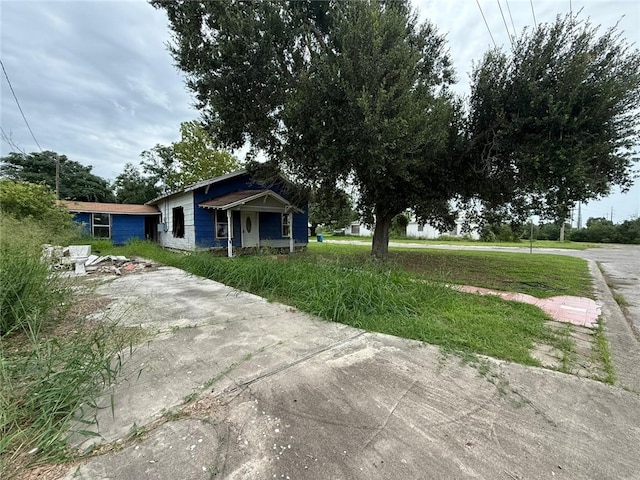 415 S Buchanan St, Beeville, TX 78102 - view of grassy yard