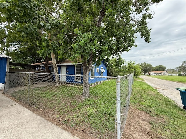 415 S Buchanan St, Beeville, TX 78102 - view of front of home with a fenced front yard