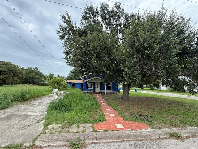 415 S Buchanan St, Beeville, TX 78102 - bungalow-style house with dirt driveway and covered porch