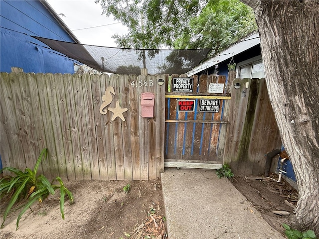 415 S Buchanan St, Beeville, TX 78102 - view of gate