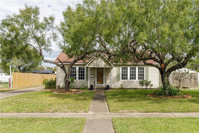 view of front of home featuring a front lawn