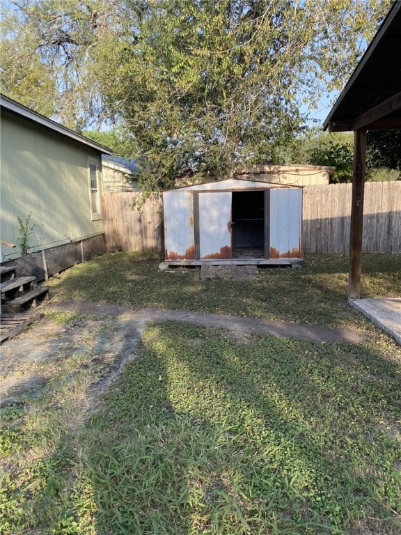 view of yard with a storage unit