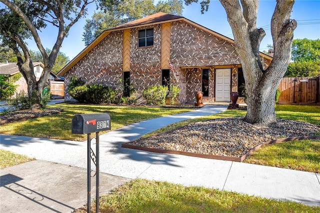 view of front of property featuring a front yard