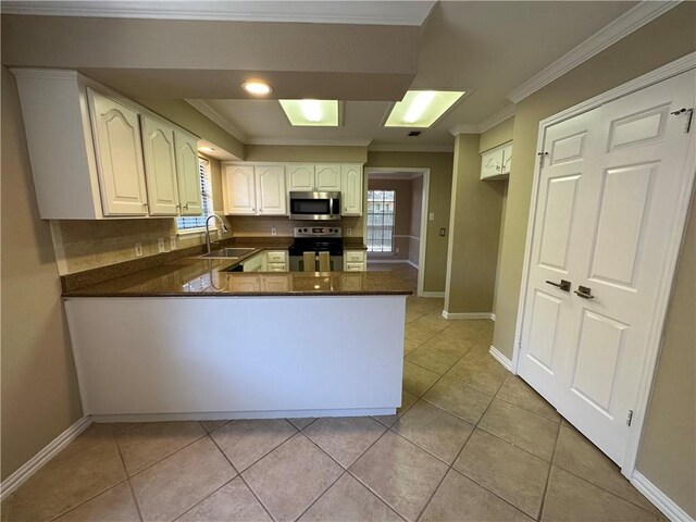 6313 Ramsgate Cir, Corpus Christi, TX 78414 - kitchen with appliances with stainless steel finishes, a sink, a peninsula, dark countertops, and ornamental molding