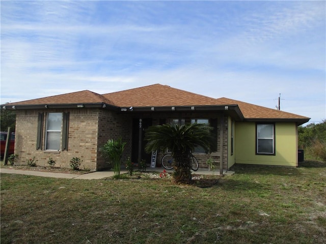 view of front facade with a front lawn