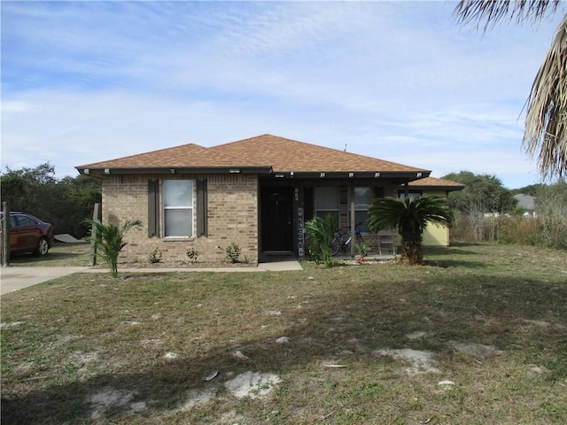 view of front of property with a front yard