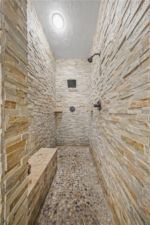 5413 King Trl, Corpus Christi, TX 78414 - bathroom featuring tiled shower and a textured ceiling