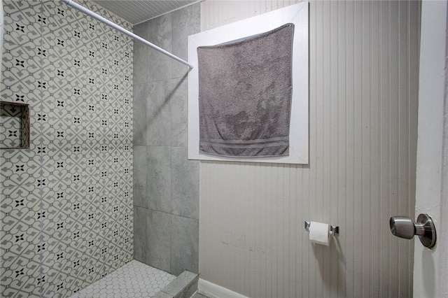 bathroom featuring tiled shower