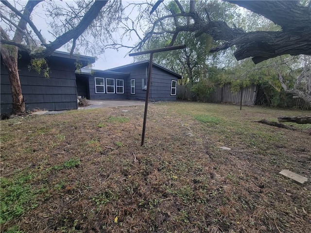 view of yard featuring a patio area