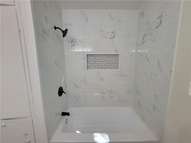 bathroom with tiled shower / bath