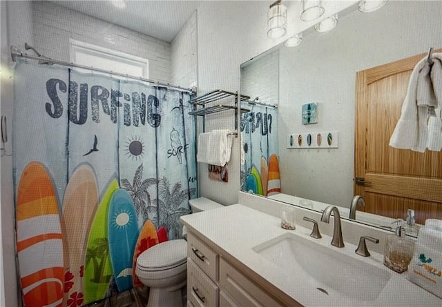 bathroom featuring a shower with curtain, vanity, and toilet