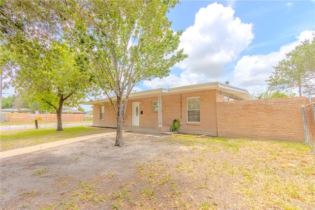 1553 Casa Grande Dr, Corpus Christi, TX 78411 - single story home with brick siding