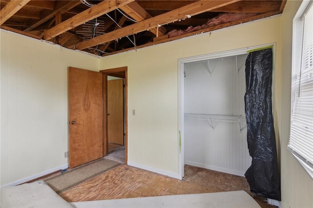 unfurnished bedroom featuring baseboards and a closet