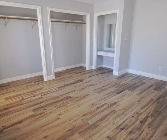 living room featuring ceiling fan, hardwood / wood-style floors, and crown molding