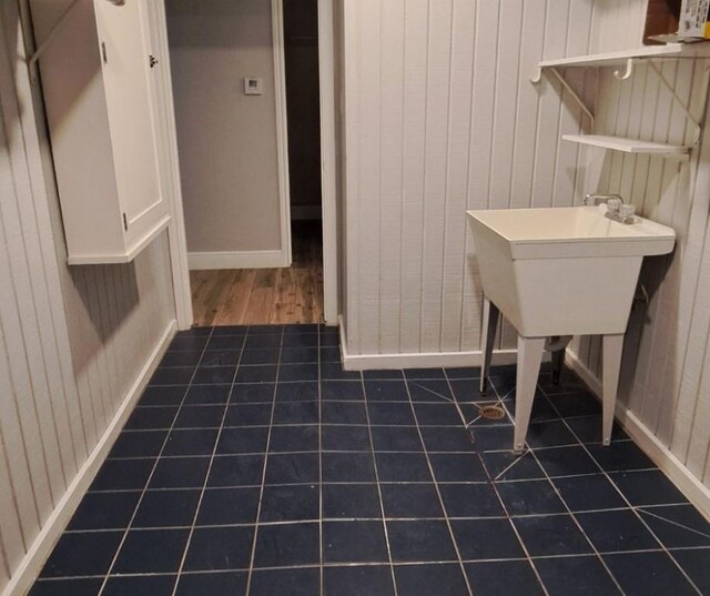 bathroom with a shower with curtain, vanity, and hardwood / wood-style flooring