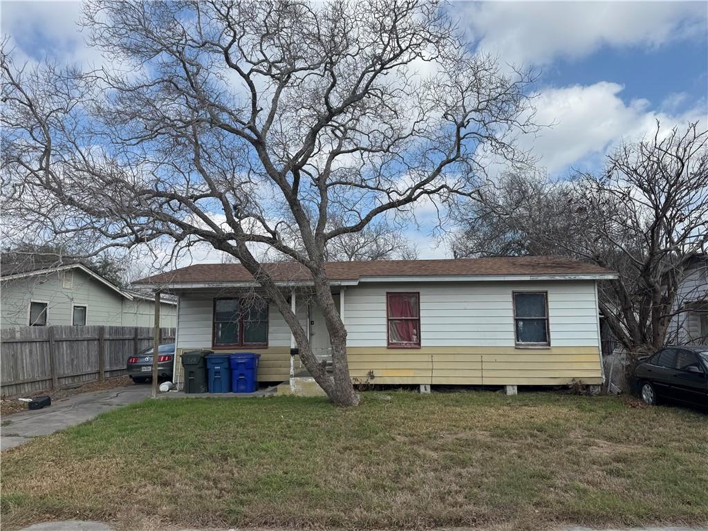 view of front of property with a front lawn